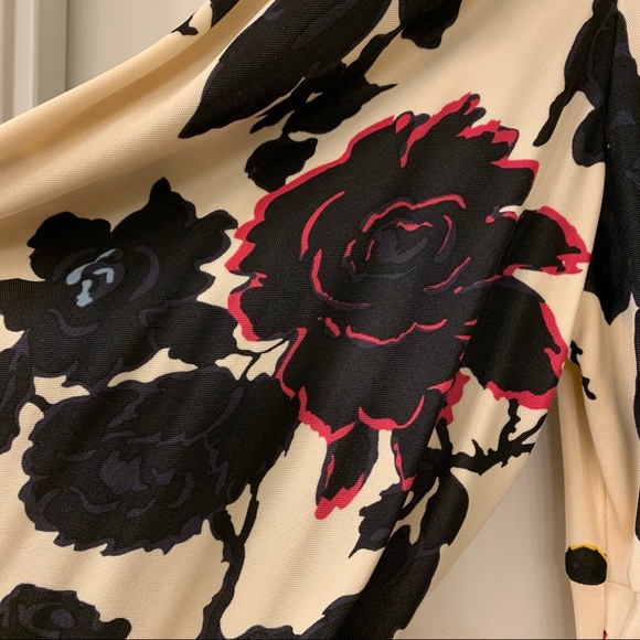 Diane Von FURSTENBERG blouse. - Picture 3 of 7